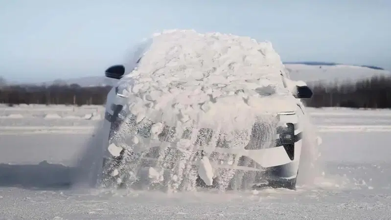 Nio ET9: l'elettrica cinese si scrolla la neve di dosso da sola [VIDEO]