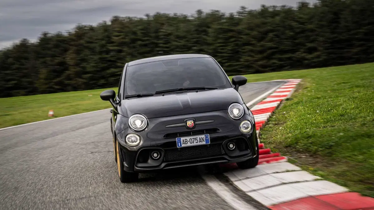 Abarth 695 1.4 t-jet 75° Anniversario 180cv (9)
