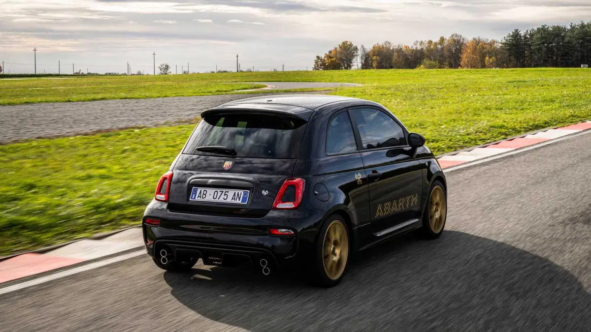 Abarth 695 1.4 t-jet 75° Anniversario 180cv (12)