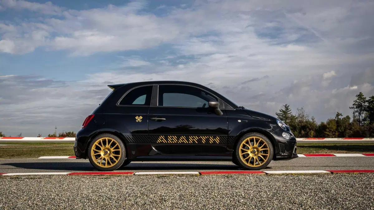 Abarth 695 1.4 t-jet 75° Anniversario 180cv (4)