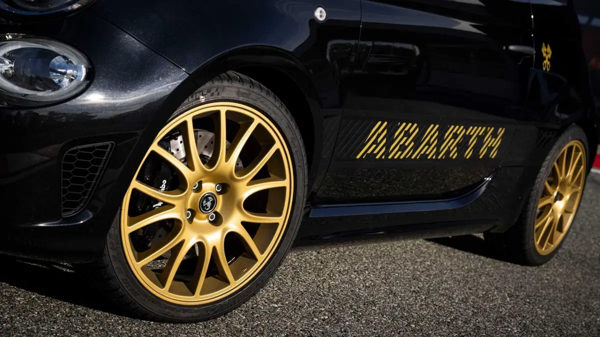 Abarth 695 1.4 t-jet 75° Anniversario 180cv (21)