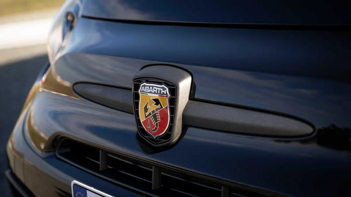 Abarth 695 1.4 t-jet 75° Anniversario 180cv (22)