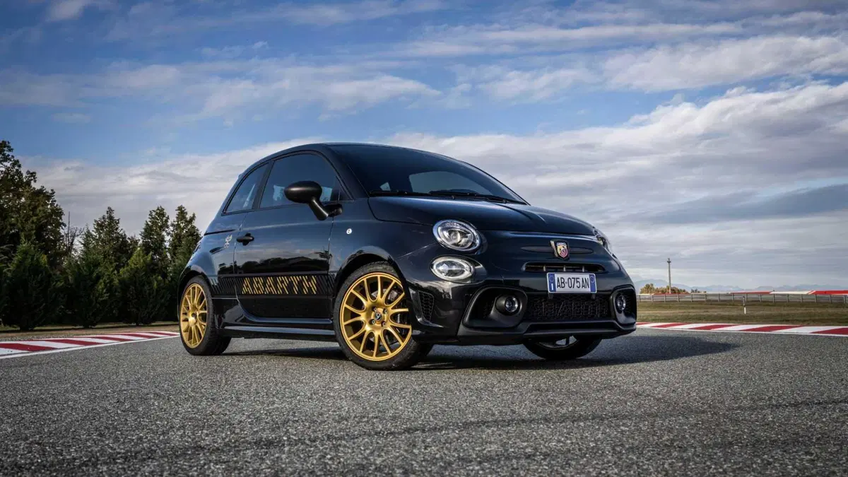 Abarth 695 1.4 t-jet 75° Anniversario 180cv (3)
