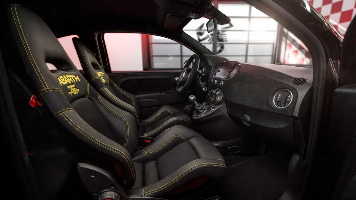 Abarth 695 1.4 t-jet 75° Anniversario 180cv (15)