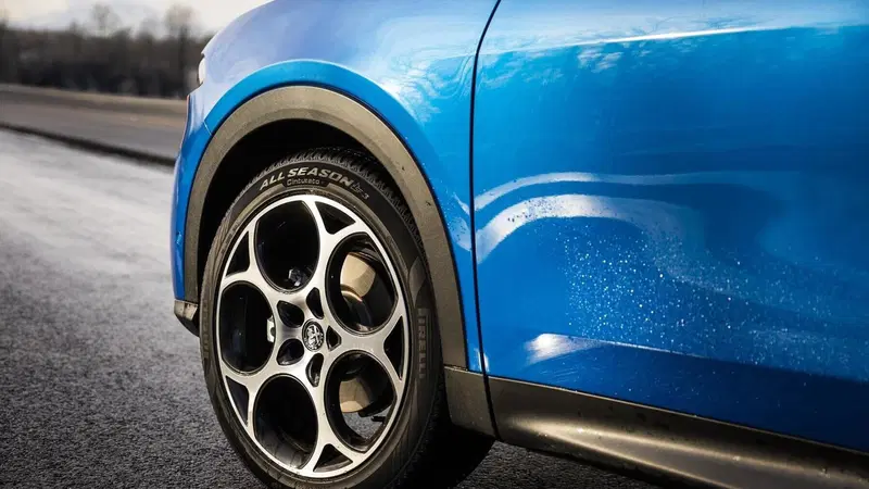 Pirelli: arriva SF3, un "quattrostagioni" col battistrada adattivo