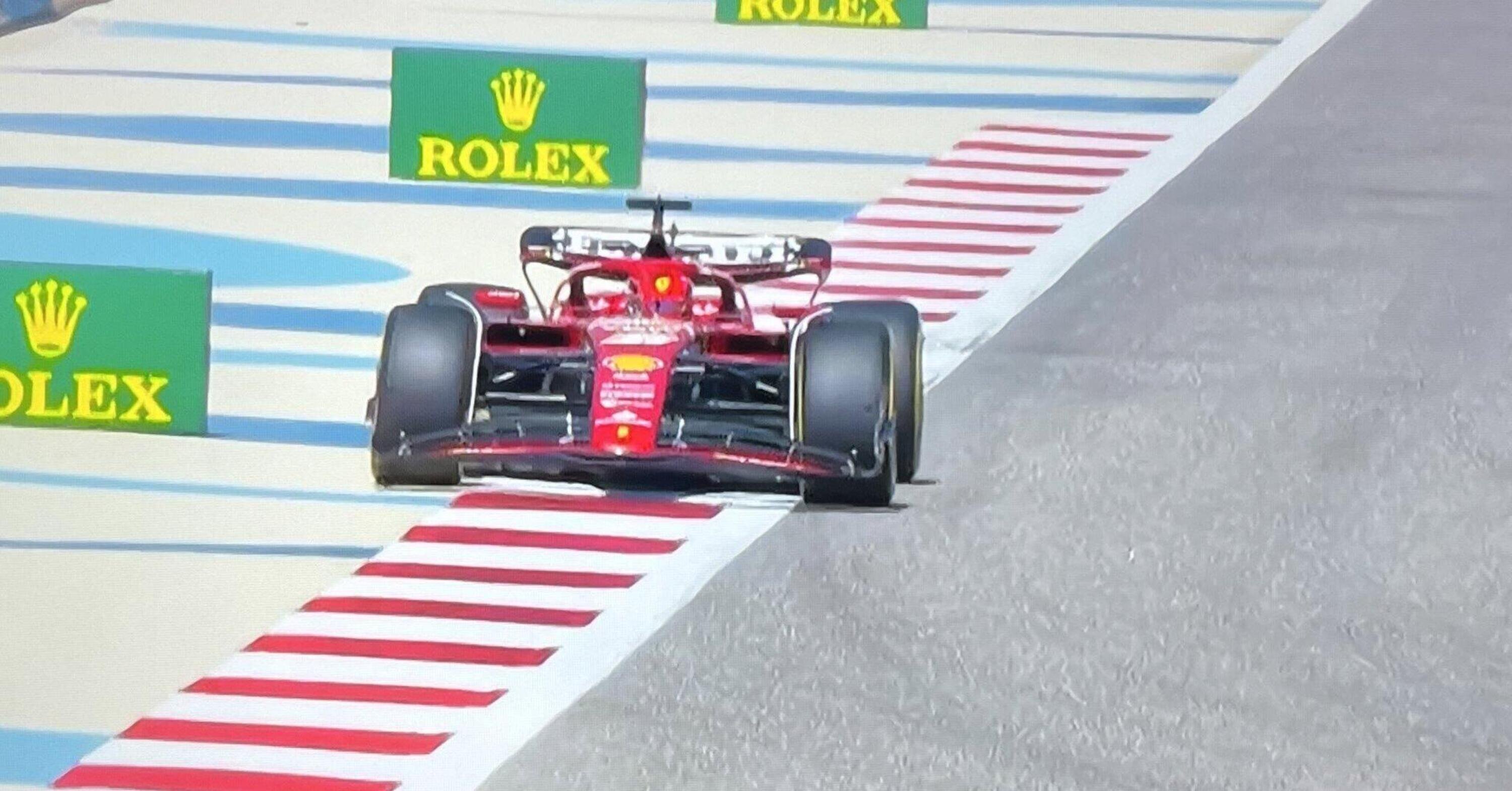 F1. Il tombino colpisce ancora: tocca a Leclerc e Hamilton nei test in Bahrain. Fondo danneggiato per la SF-24 