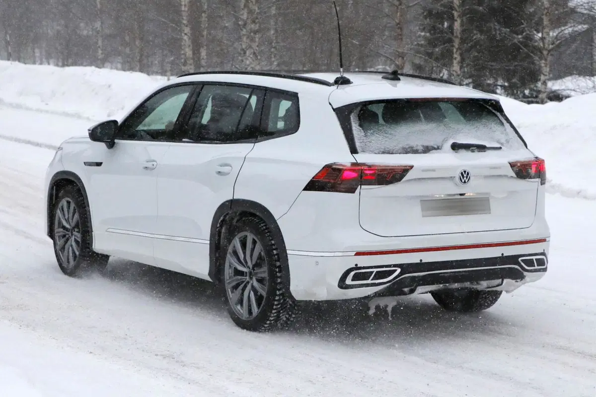 Nuova Volkswagen Tayron, il Suv a sette posti arriverà nel 2025 [Foto Spia] (2)