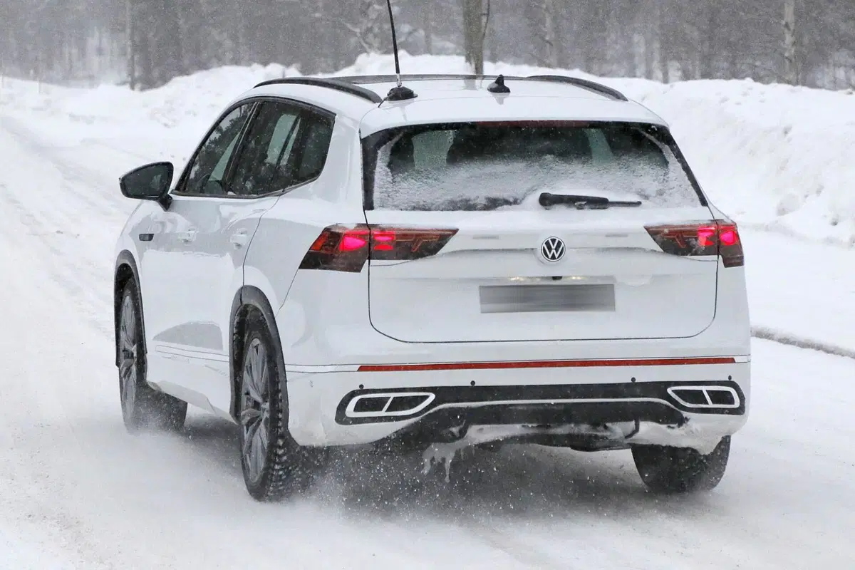 Nuova Volkswagen Tayron, il Suv a sette posti arriverà nel 2025 [Foto Spia] (4)