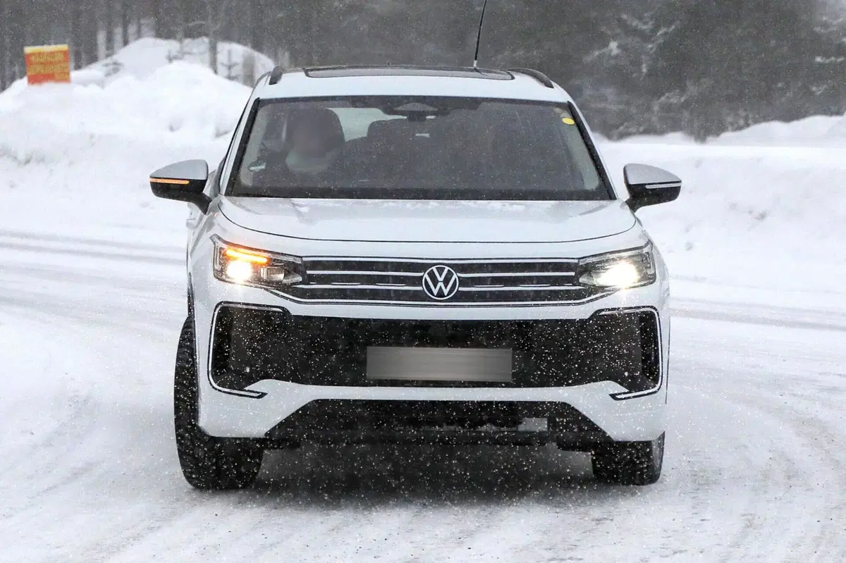 Nuova Volkswagen Tayron, il Suv a sette posti arriverà nel 2025 [Foto Spia] (3)