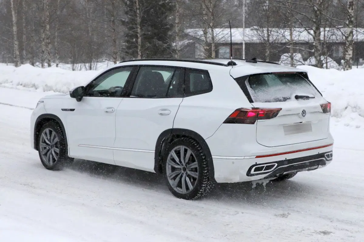 Nuova Volkswagen Tayron, il Suv a sette posti arriverà nel 2025 [Foto Spia] (5)