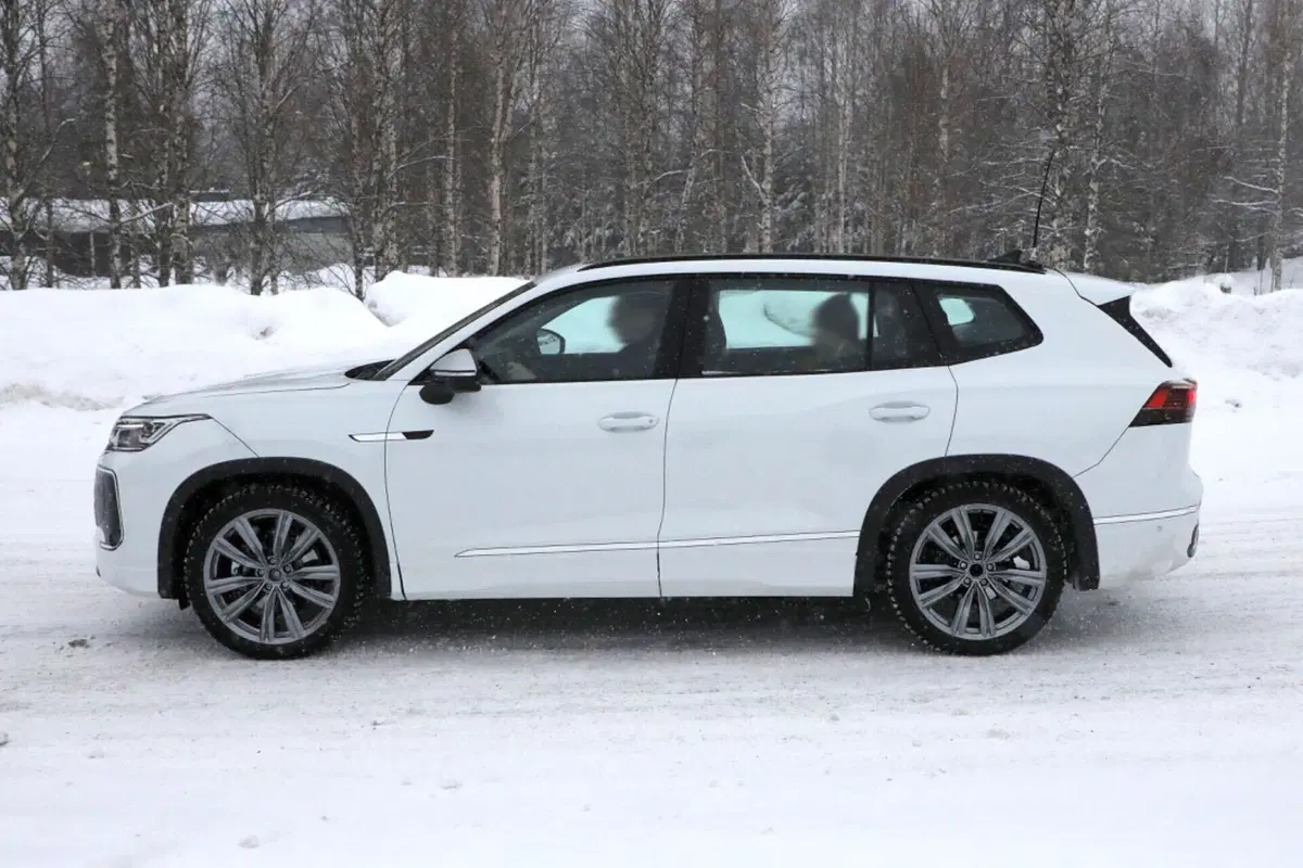Nuova Volkswagen Tayron, il Suv a sette posti arriverà nel 2025 [Foto Spia] (6)