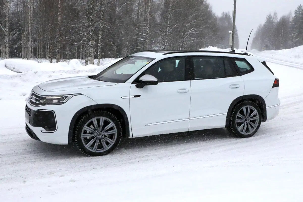 Nuova Volkswagen Tayron, il Suv a sette posti arriverà nel 2025 [Foto Spia] (7)