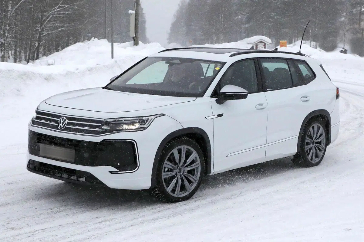 Nuova Volkswagen Tayron, il Suv a sette posti arriverà nel 2025 [Foto Spia] (8)