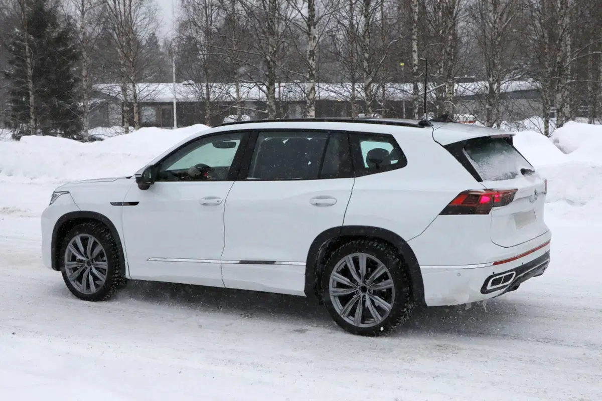 Nuova Volkswagen Tayron, il Suv a sette posti arriverà nel 2025 [Foto Spia] (9)