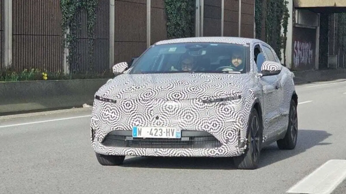 Renault Megane E-Tech: è tempo di restyling [Foto Spia]