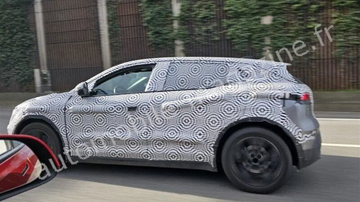 Renault Megane E-Tech: è tempo di restyling [Foto Spia] (2)