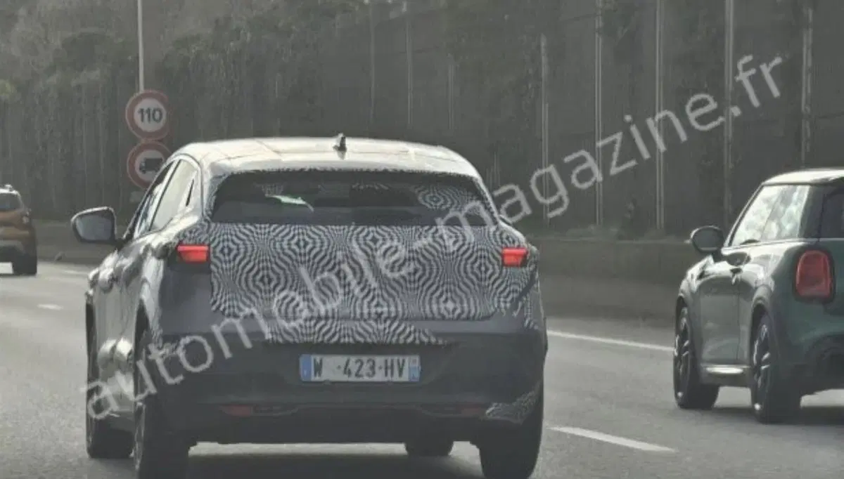 Renault Megane E-Tech: è tempo di restyling [Foto Spia] (3)