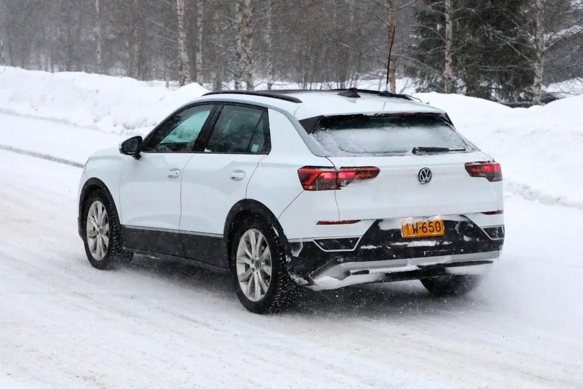 Volkswagen T-Roc, ecco la nuova generazione [Foto Spia] (11)