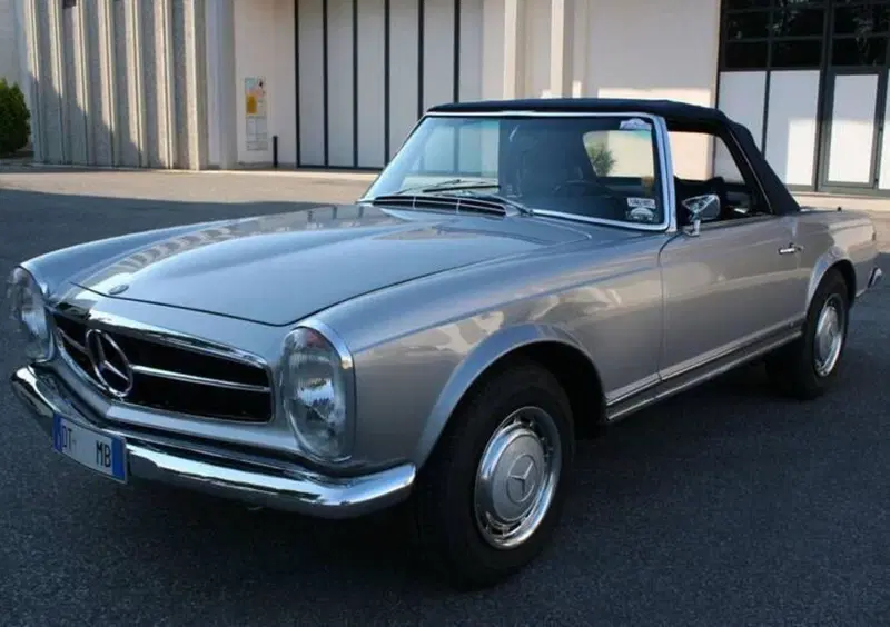 Mercedes-Benz 280 SL pagodad'epoca del 1968 a Viadana