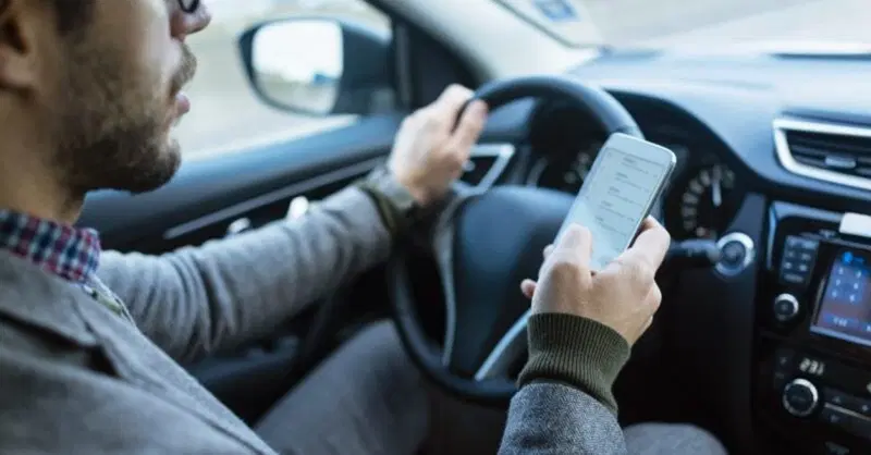 Guida con telefono, sospensione "breve" della patente &egrave; approvata in Commissione