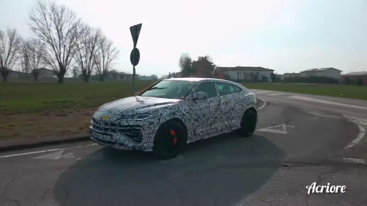 Lamborghini Urus Phev ricaricabile: ha un look particolare nelle foto spia (2)