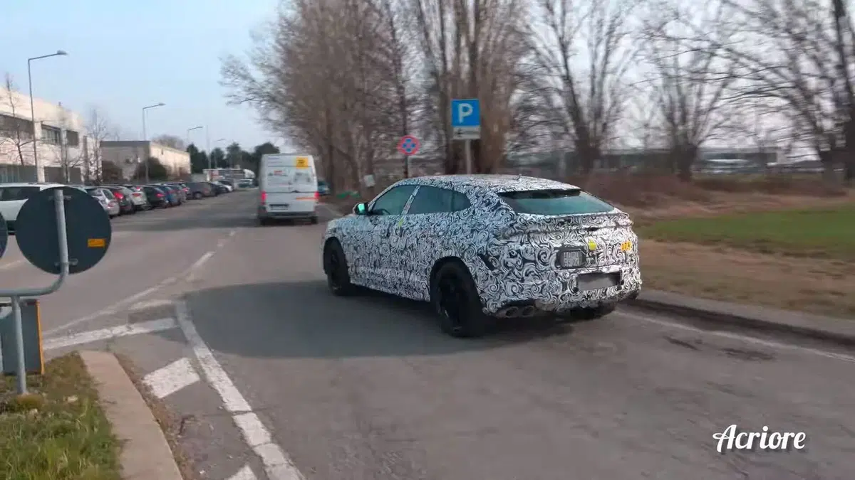 Lamborghini Urus Phev ricaricabile: ha un look particolare nelle foto spia (3)