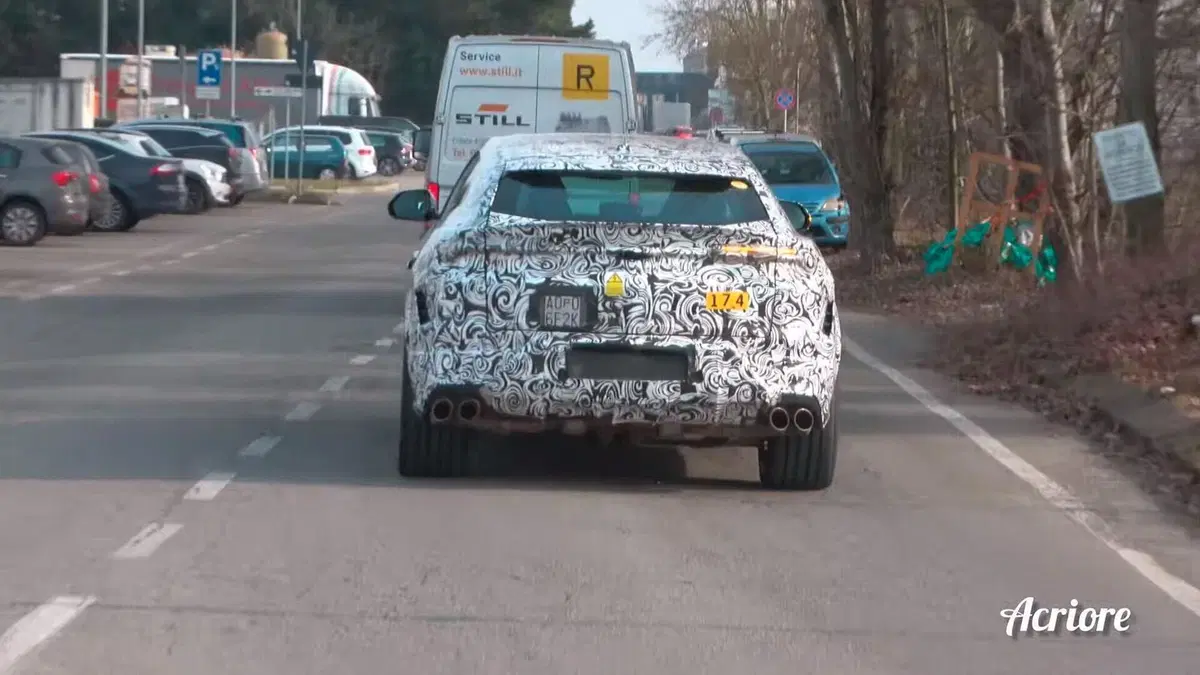 Lamborghini Urus Phev ricaricabile: ha un look particolare nelle foto spia (4)
