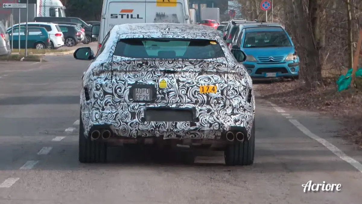 Lamborghini Urus Phev ricaricabile: ha un look particolare nelle foto spia (5)