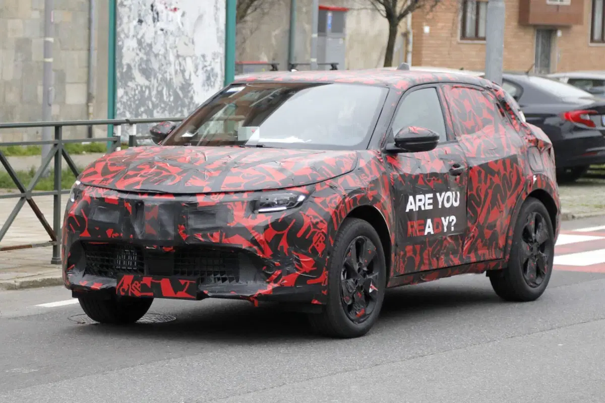 Alfa Romeo Milano: avvistato il prototipo a benzina [Foto Spia] (2)
