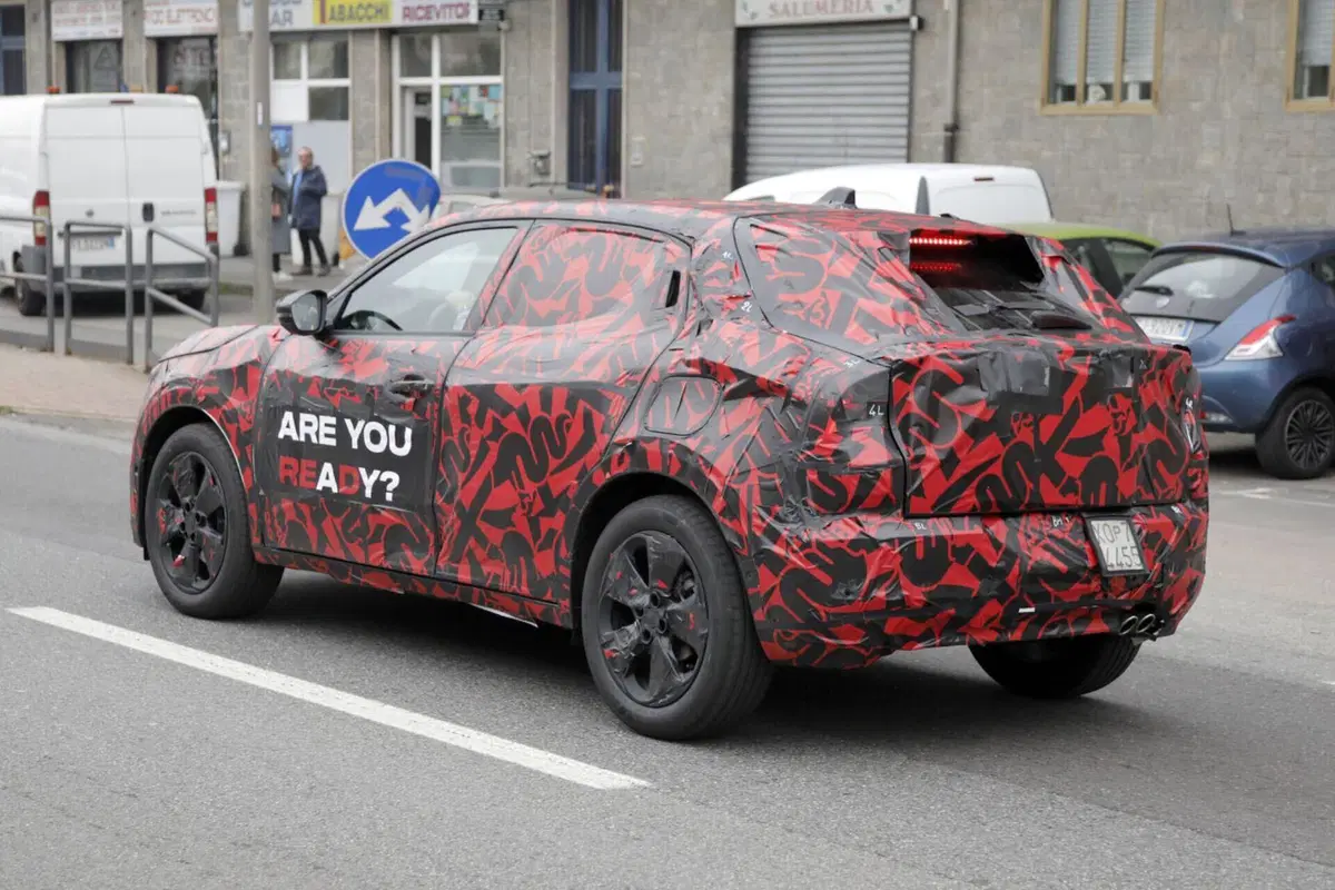 Alfa Romeo Milano: avvistato il prototipo a benzina [Foto Spia] (3)