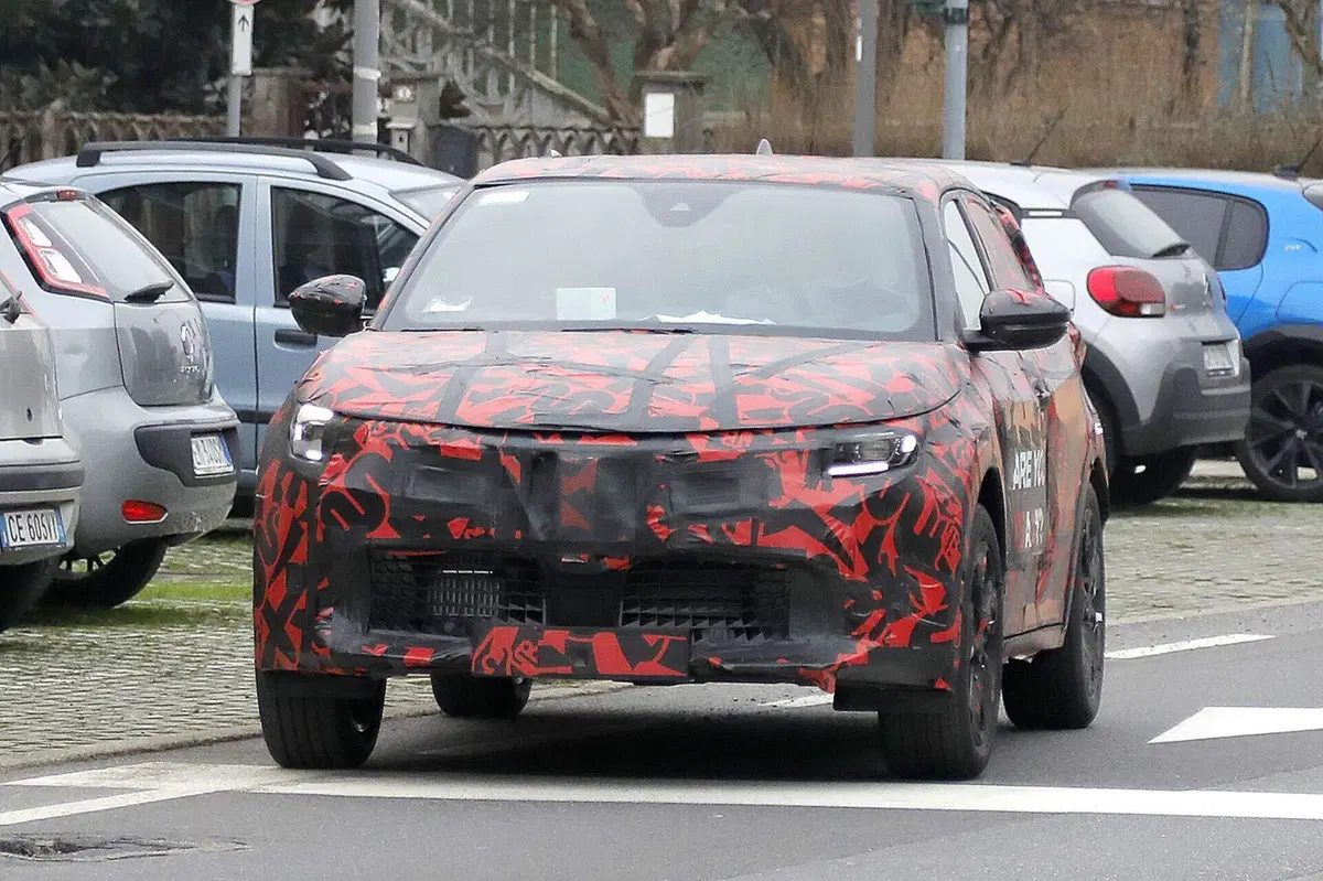 Alfa Romeo Milano: avvistato il prototipo a benzina [Foto Spia] (4)