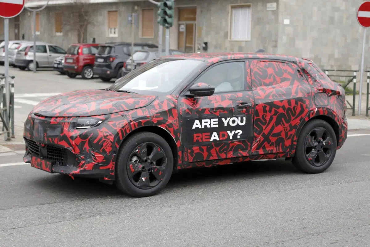 Alfa Romeo Milano: avvistato il prototipo a benzina [Foto Spia] (5)
