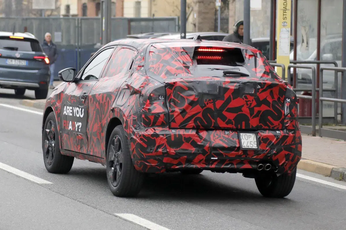 Alfa Romeo Milano: avvistato il prototipo a benzina [Foto Spia] (6)