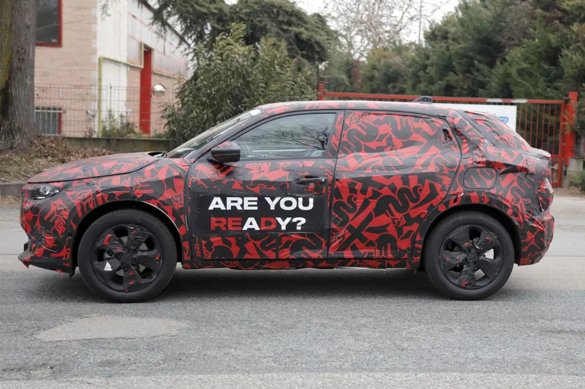 Alfa Romeo Milano: avvistato il prototipo a benzina [Foto Spia] (9)
