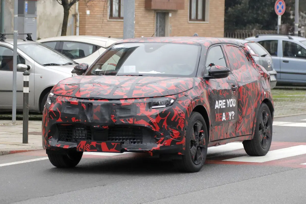 Alfa Romeo Milano: avvistato il prototipo a benzina [Foto Spia] (11)