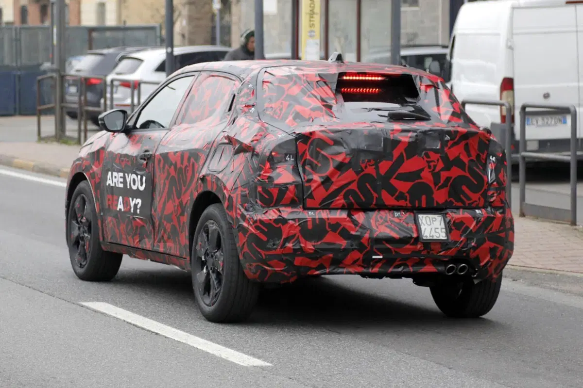 Alfa Romeo Milano: avvistato il prototipo a benzina [Foto Spia] (12)