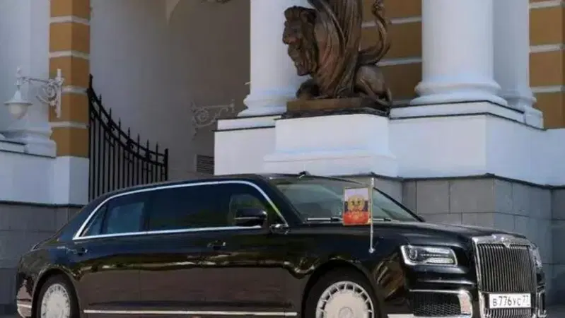 Vladimir Putin regala un'auto usata al leader coreano Kim Jong-Un