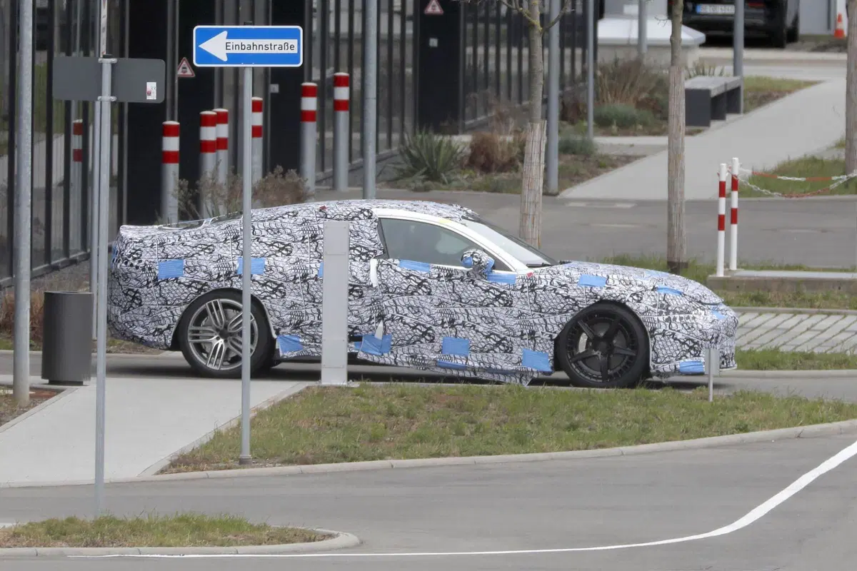 Mercedes AMG GT 4 porte, ecco il prototipo della prima elettrica sportiva [Foto Spia] (3)
