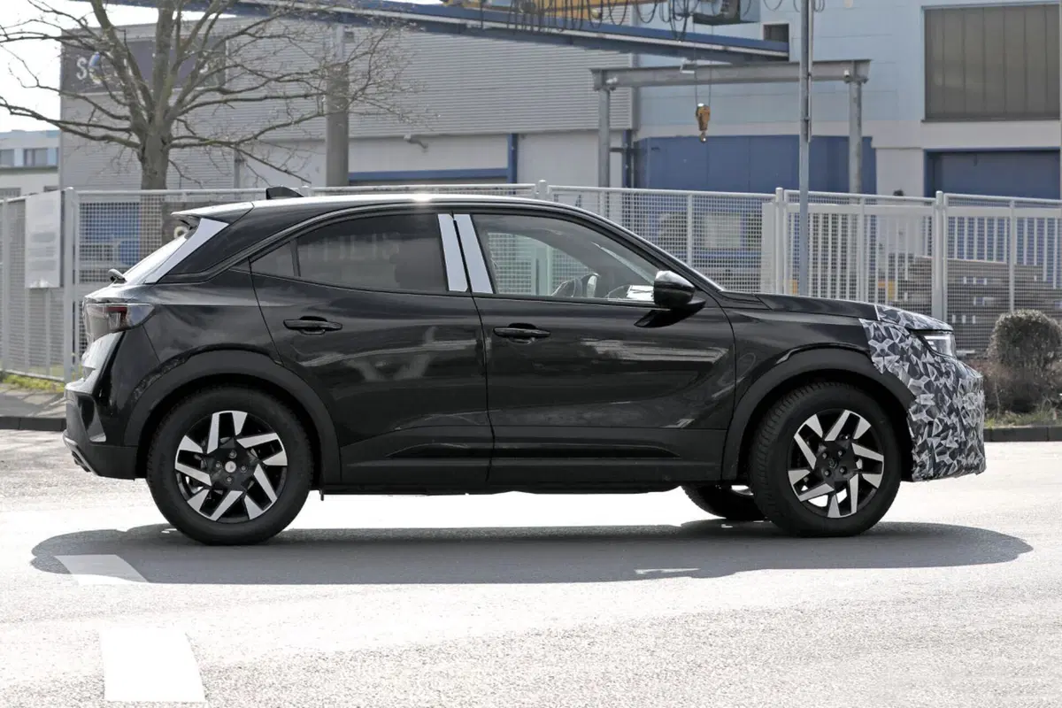 Opel Mokka 2024, ecco il nuovo facelift [Foto Spia] (2)