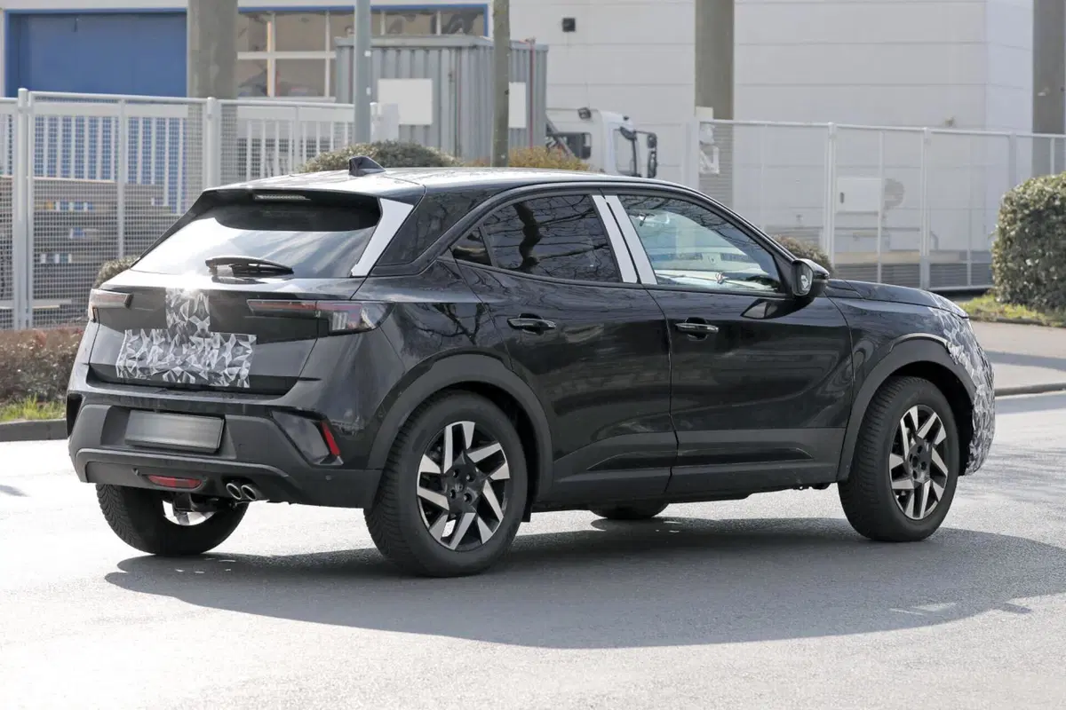Opel Mokka 2024, ecco il nuovo facelift [Foto Spia] (3)