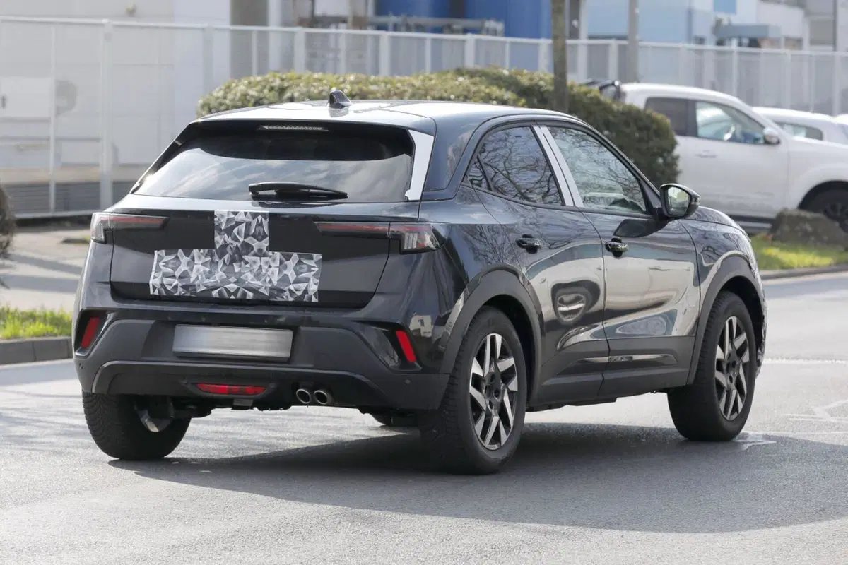 Opel Mokka 2024, ecco il nuovo facelift [Foto Spia] (4)