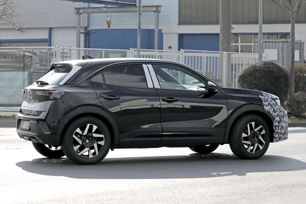 Opel Mokka 2024, ecco il nuovo facelift [Foto Spia] (14)
