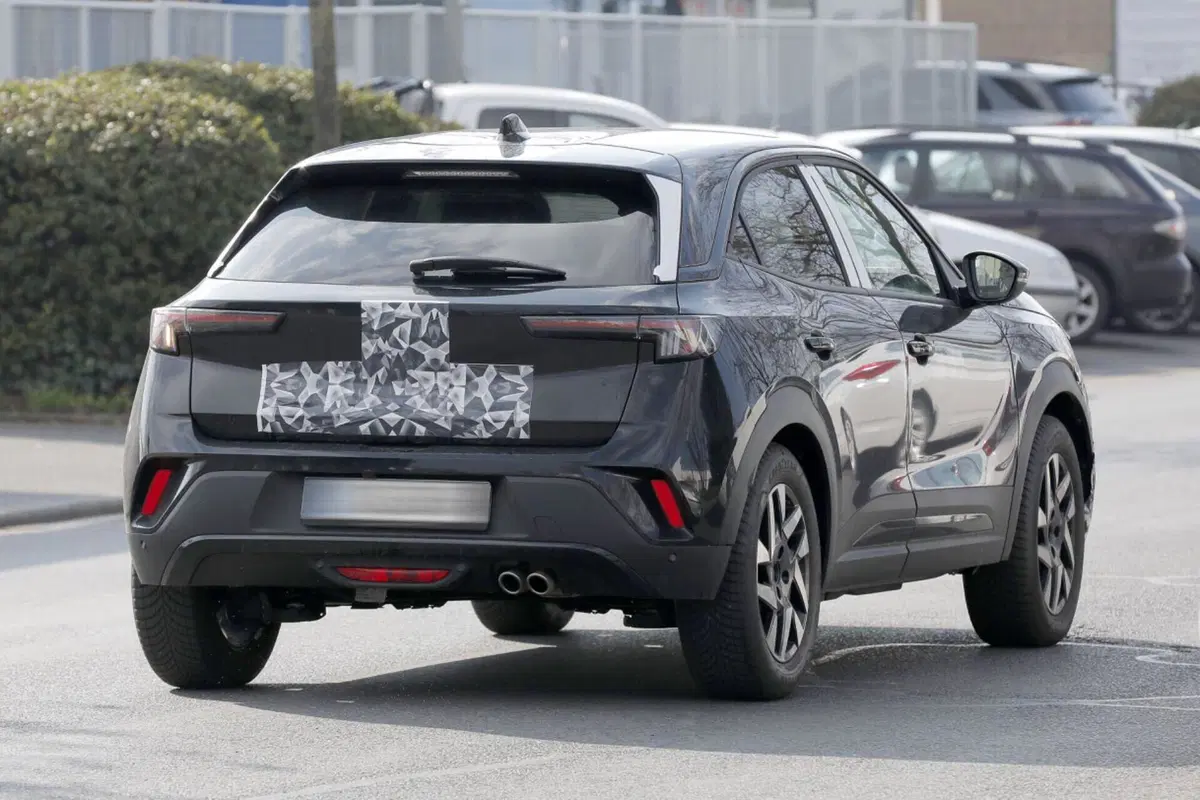 Opel Mokka 2024, ecco il nuovo facelift [Foto Spia] (12)