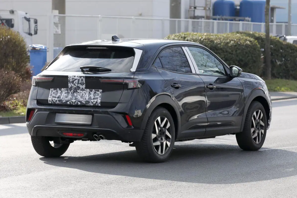 Opel Mokka 2024, ecco il nuovo facelift [Foto Spia] (17)