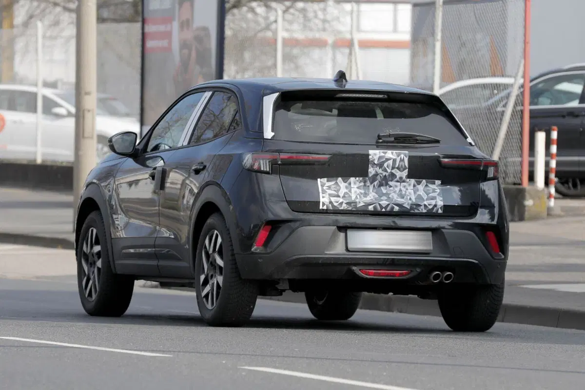 Opel Mokka 2024, ecco il nuovo facelift [Foto Spia] (18)