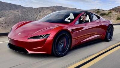 Tesla Roadster: arriva a razzo, la data &egrave; 2025 [VIDEO]