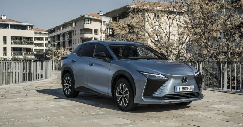 Lexus, la RZ "light" a trazione anteriore costa e consuma meno