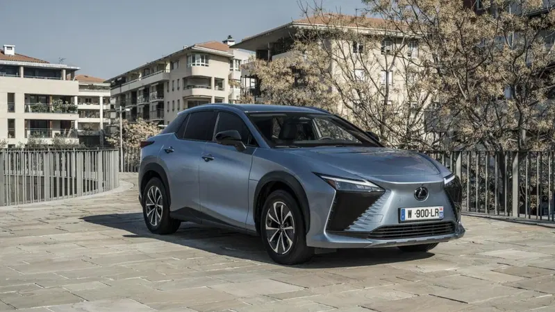 Lexus, la RZ "light" a trazione anteriore costa e consuma meno