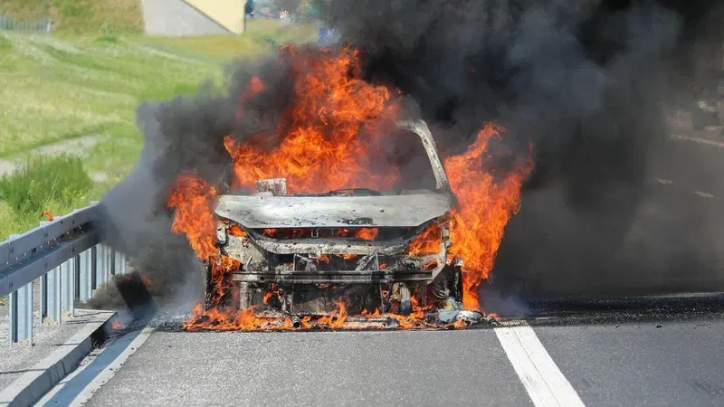 La "quarantena" delle auto elettriche: ecco come ci si difende dagli incendi [VIDEO]