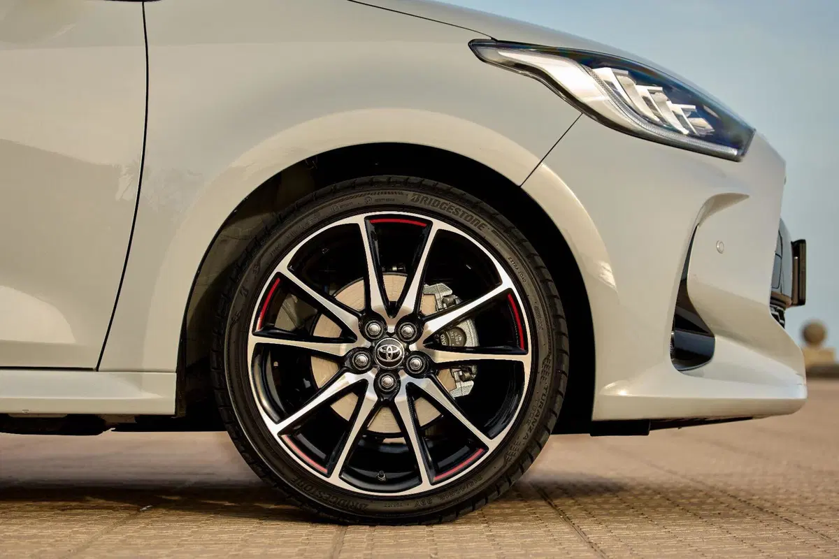 Nuova Toyota Yaris: motorizzazioni, allestimenti, optional e prezzi. Guida all’acquisto (10)